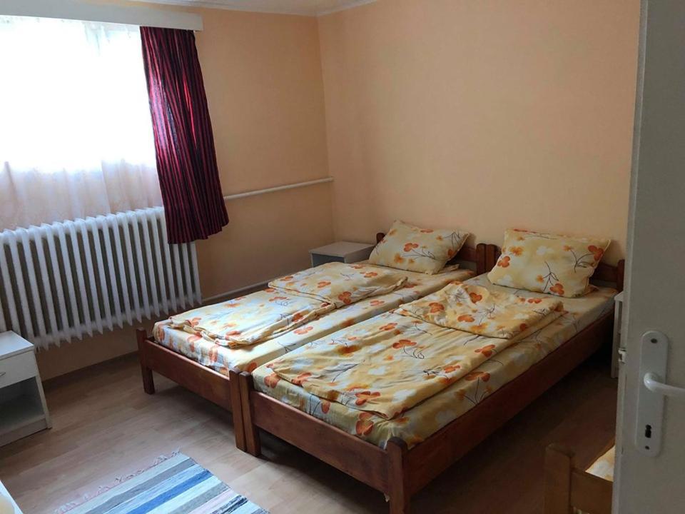 Balazs Vendeghaz Aparthotel Lupeni  Exterior foto