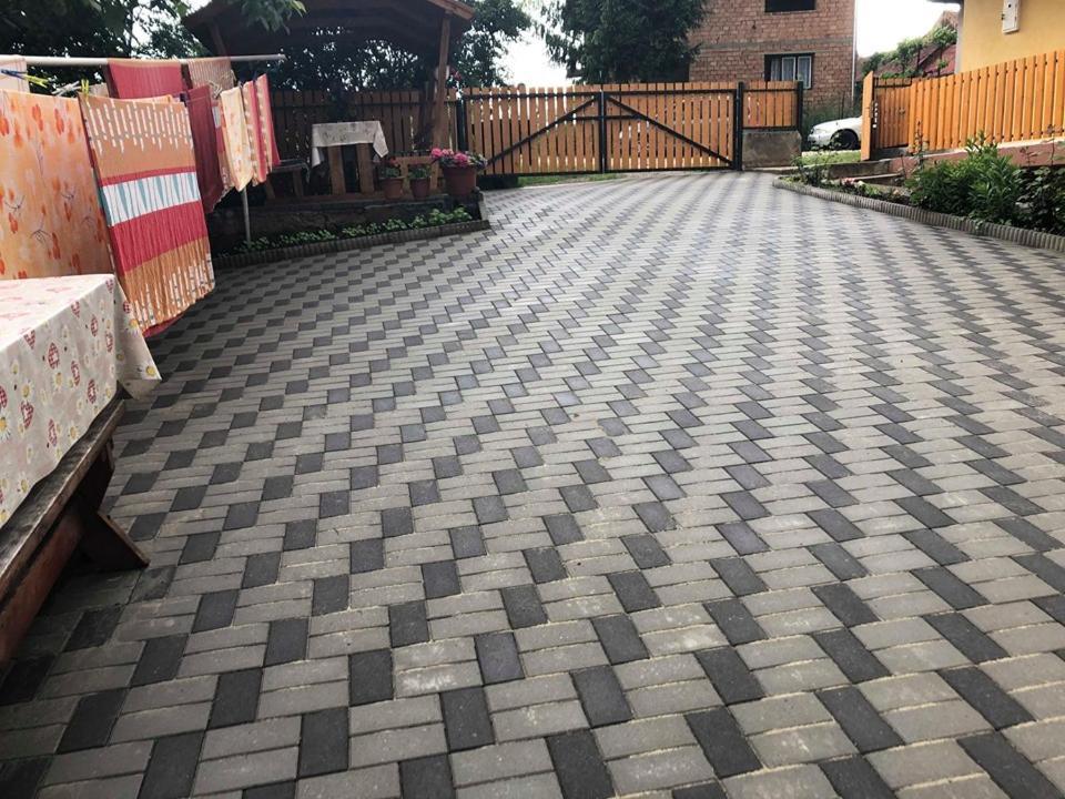 Balazs Vendeghaz Aparthotel Lupeni  Exterior foto