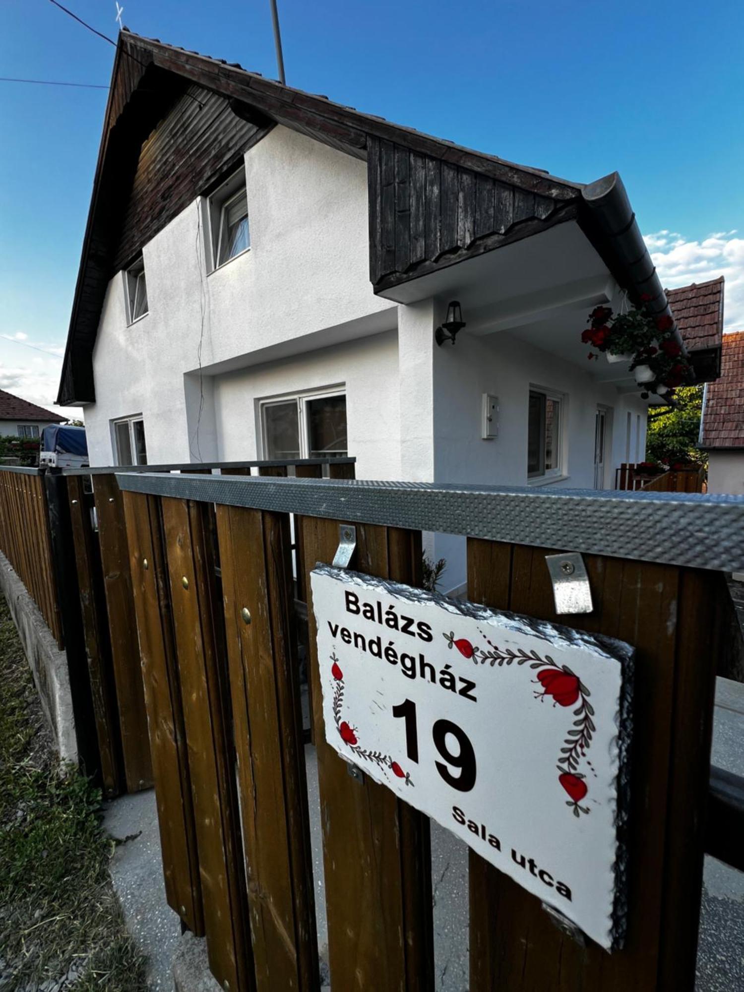 Balazs Vendeghaz Aparthotel Lupeni  Exterior foto