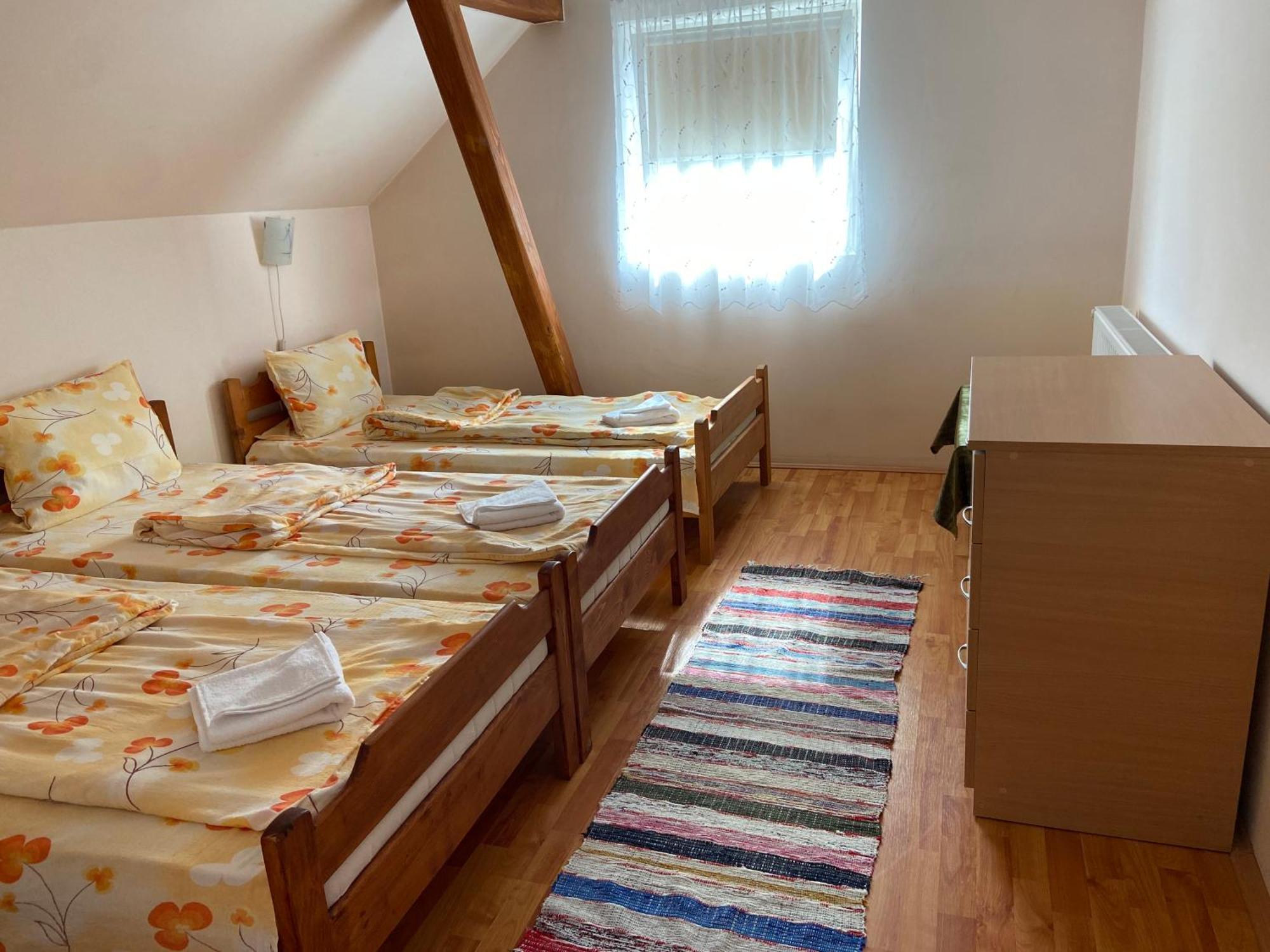 Balazs Vendeghaz Aparthotel Lupeni  Exterior foto